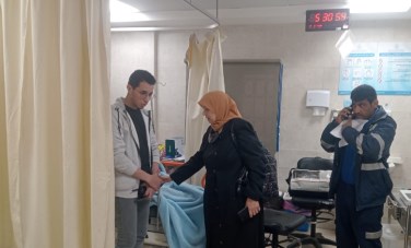  إيمان مسعد في زيارة المصابين الثلاثة في حادث الطريق