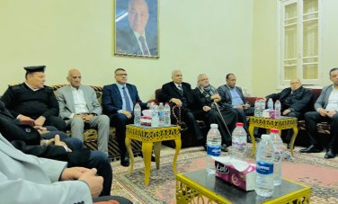 محافظ قنا يقدم واجب العزاء لأسرة شيخ الإذاعيين فهمى عمر 