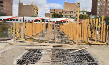 أعمال تطوير كوبري الحواتكة بمنفلوط