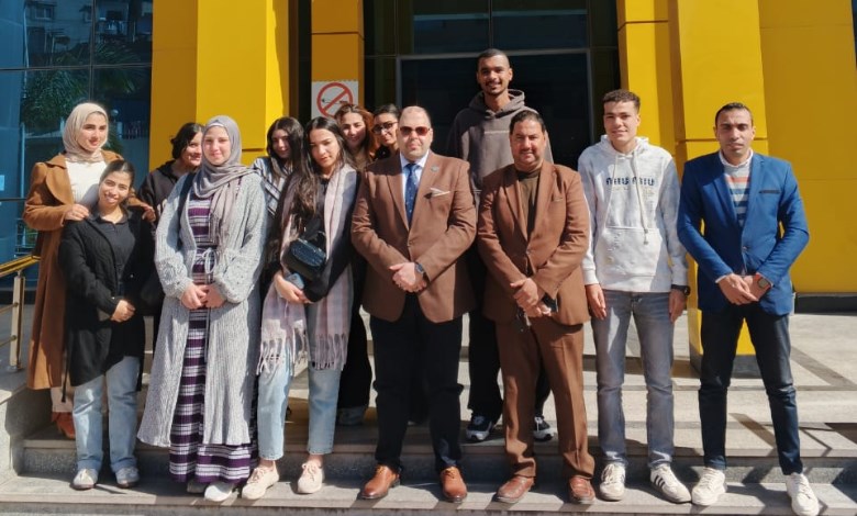طلاب الجامعة الأهلية بالإسكندرية خلال زيارتهم لمستشفى العجمي التخصصي 