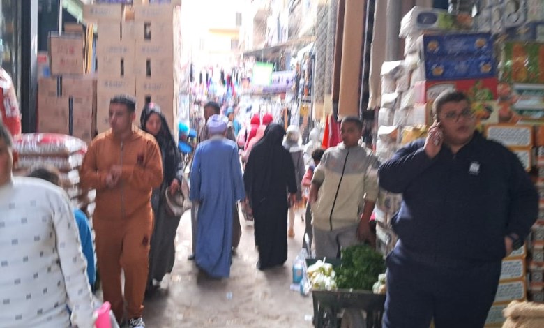 ازدحام شوارع القيسارية بسوهاج لشراء مستلزمات رمضان 