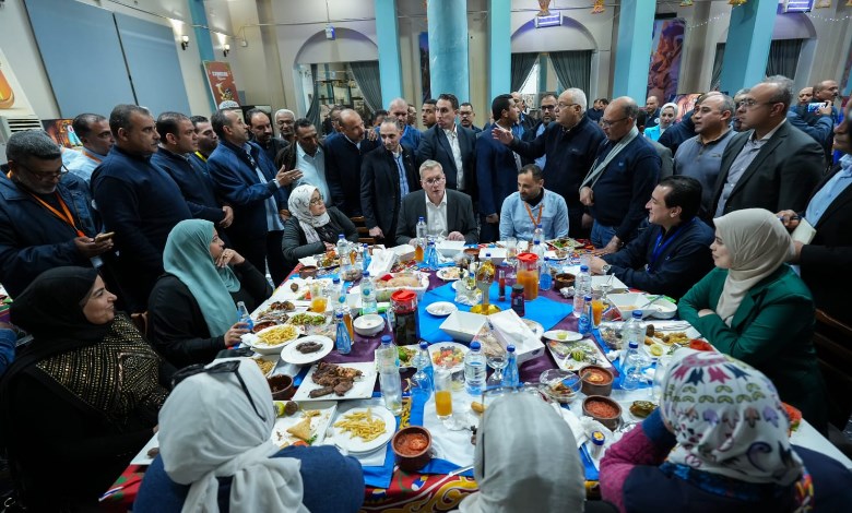 وزير البترول يشارك العاملين إفطار رمضان في حقول العامة للبترول برأس غارب