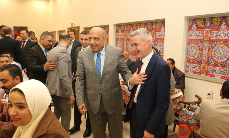 وزير الكهرباء والطاقة المتجددة يشارك العاملين بديوان الوزارة، والشركة القابضة لكهرباء مصر، والشركة المصرية لنقل الكهرباء إفطارهم الجماعي 