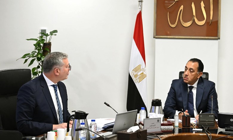 رئيس الوزراء يتابع مع وزير البترول موقف الاحتياطيات وانتظام تأمين الإمدادات