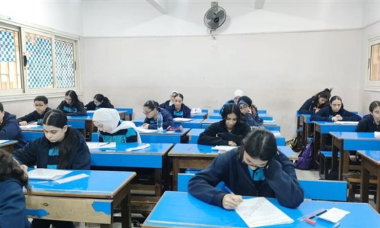طلاب الصف الأول الثانوي 