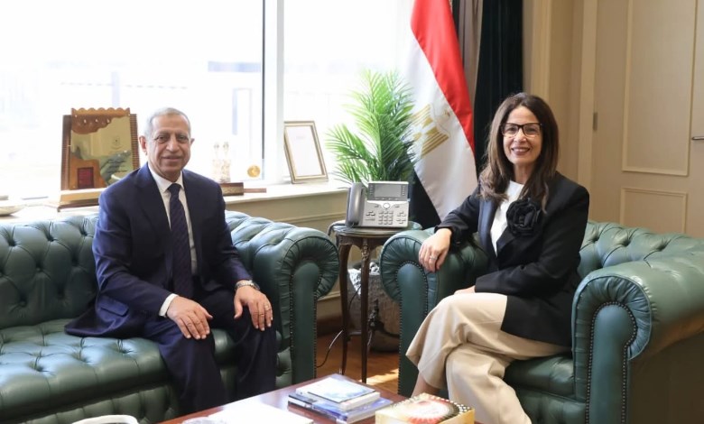 وزيرة الثقافة مع رئيس الأكاديمية العربية