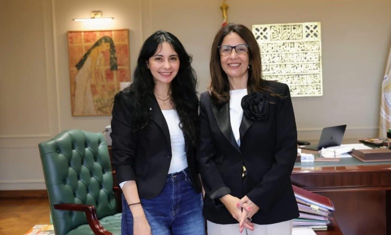 وزيرة الثقافة مع عازفة الماريمبا 