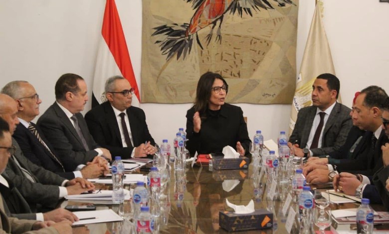 وزيرة الثقافة خلال اجتماع موسع مع قيادات الوزارة لبحث ملامح المرحلة الثقافية المقبلة ووضع الإنسان في صدارة الأولويات