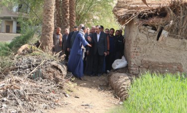 اللواء طارق راشد خلال زيارته لقرية فزارة