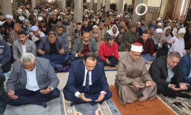 محافظ سوهاج يؤدي صلاة الجمعة بمسجد العارف بسوهاج 
