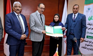 اللواء طارق راشد محافظ سوهاج يسلم شيكات للعرايس 