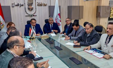 محافظ سوهاج ونائبه خلال اجتماع لجنة تقنين الأراضي 