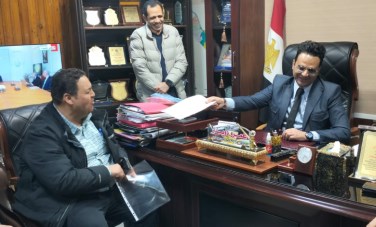 الدكتور عمرو دويدار وكيل وزارة الصحة بسوهاج والدكتور محمد خلف مدير فرع التأمين الصحي 