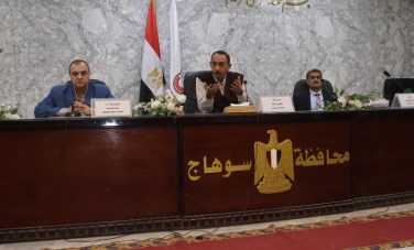 محافظ سوهاج يبحث مع أصحاب المستودعات معوقات اسطوانات البوتاجاز 