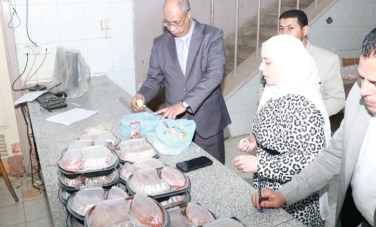نائب رئيس جامعة سوهاج يتفقد الوجبات الغذائية 