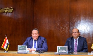 اجتماع نقيب المهندسين مع مديري الإدارات بالنقابة 