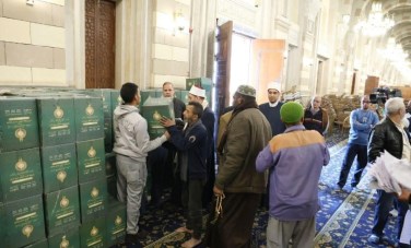 توزيع الف كرتونة مواد غذائية