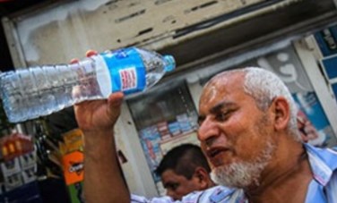 التبرد بالماء في الحر الشديد 