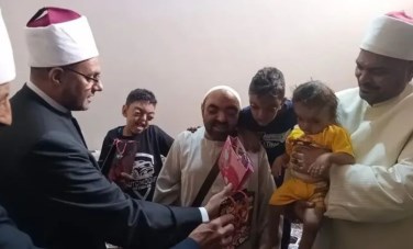 الأوقاف تكرم أحد المواطنين بأسوان 