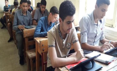 طلاب الصف الأول الثانوي 