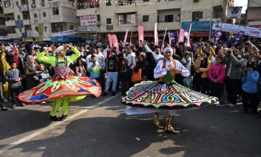 آلاف المواطنين احتشدوا في إفطار المطرية بالقاهرة وسط عروض التنورة والعرائس والإنشاد الديني بمشاركة وزارة الثقافة 