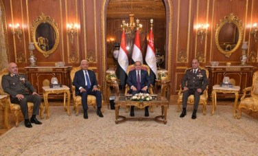 الرئيس عبد الفتاح السيسي رفقة الفريق أول أشرف زاهر وزير الدفاع في حفل تكريم الفريق أول عبد المجيد صقر وزير الدفاع السابق