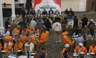 جمعية أنا مصري تنظم إفطار جماعي لعمال النظافة 