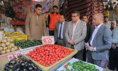 محافظ قنا فى جولة مفاجئة لتفقد الأسواق 