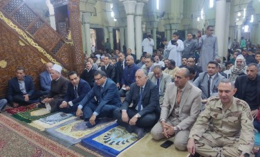 محافظ قنا يؤدى صلاة عيد الفطر المبارك بمسجد سيدي عبدالرحيم القنائى 