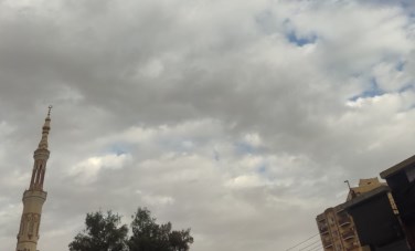 سحب كثيفة وتقلبات جوية بقنا