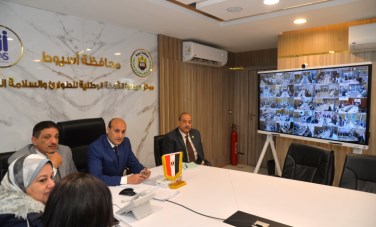 عبر الفيديو كونفرانس..محافظ أسيوط يشارك في اجتماع تقنين الأراضي  