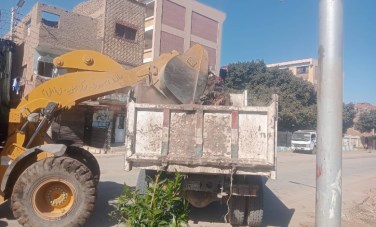 جانب من أعمال النظافة في أبنوب بأسيوط