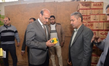 محافظ أسيوط يتفقد مخازن الشركة المصرية لتجارة الجملة بنزلة عبد اللاه