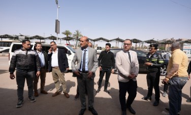 محافظ أسيوط يقود حملة مفاجئة على التاكسي والمواقف 