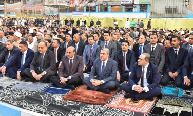 محافظ أسيوط يؤدي صلاة عيد الفطر المبارك بساحة أرض الملاعب 