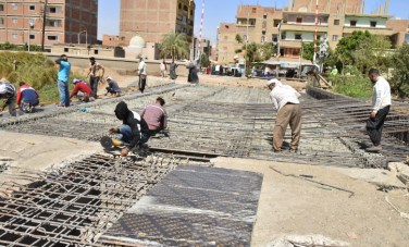 جانب من أعمال تنفيذ كوبرى الحواتكة بمنفلوط