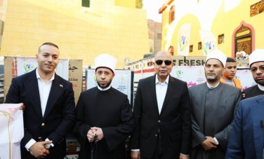 محافظ المنيا يشارك وزير الاوقاف في توزيع كراتين رمضان 