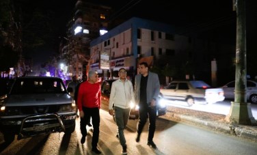 نائئب محافظ المنيا والسكرتير العام يتابعان غلق المحلات 