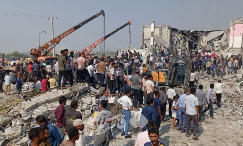 مواطنون إيرانيون يساعدون فرق الإنقاذ 