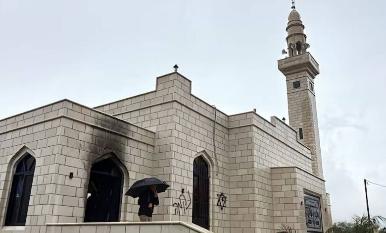 رسموا نجمة داوود على جدار المسجد