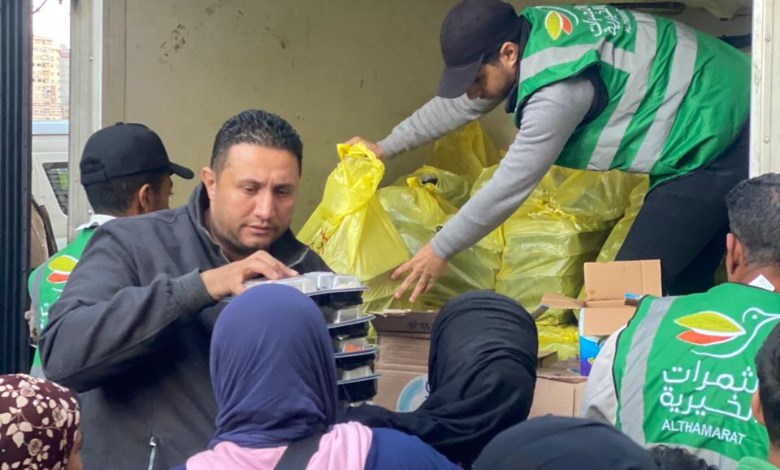جمعية الثمرات الخيرية توزع أكثر من 500وجبة