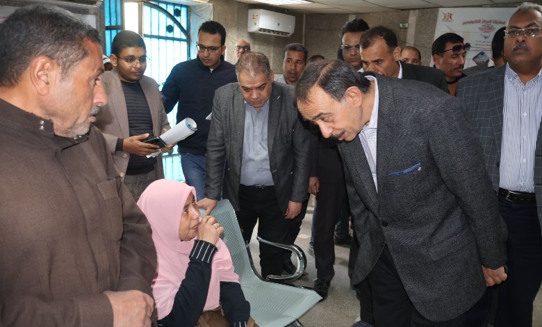 محافظ سوهاج يستمع لشكاوي المواطنين خلال جولته المفاجئة بمركز المراغة 