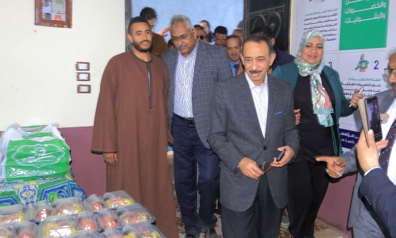 محافظ سوهاج خلال زيارته لمطبخ الخير بقرية روافع القصير 
