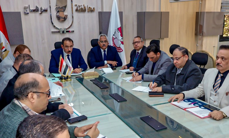 محافظ سوهاج ونائبه خلال اجتماع لجنة تقنين الأراضي 