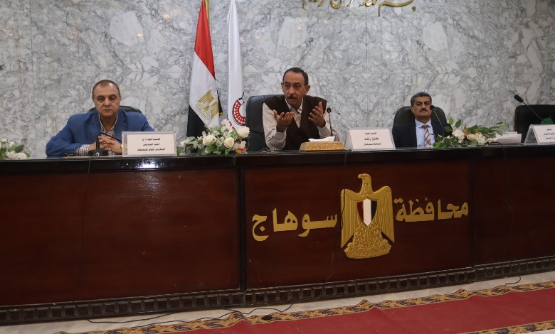 محافظ سوهاج يبحث مع أصحاب المستودعات معوقات اسطوانات البوتاجاز 
