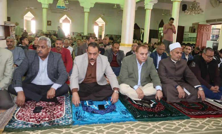 محافظ سوهاج يؤدي صلاة الجمعة 
