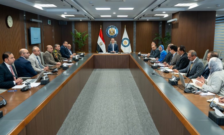 وزير البترول يبحث تنفيذ المسح الجوي الشامل للمعادن في مصر عقب موافقة مجلس الوزراء