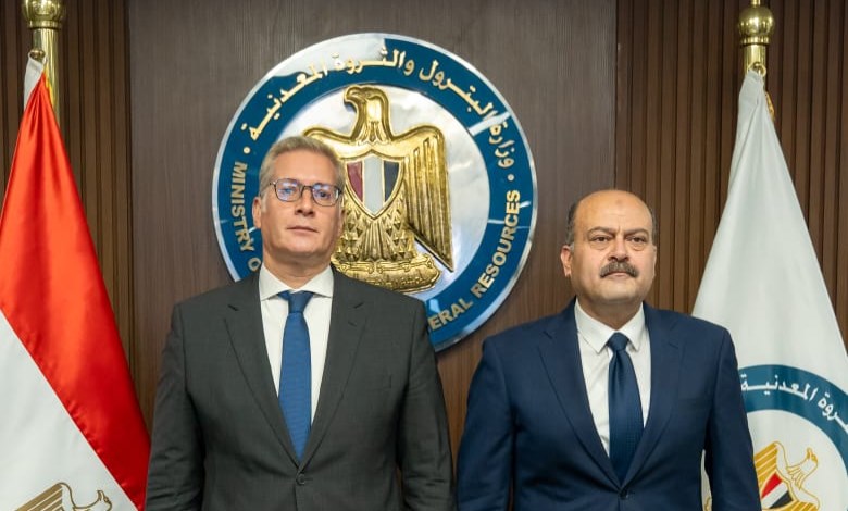 الكيميائي علاء عبد الفتاح مع وزير البترول والثروة المعدنية 