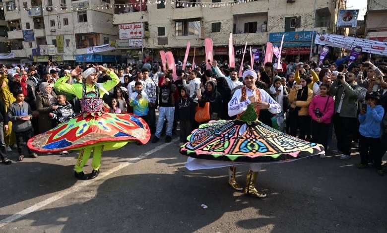 آلاف المواطنين احتشدوا في إفطار المطرية بالقاهرة وسط عروض التنورة والعرائس والإنشاد الديني بمشاركة وزارة الثقافة 