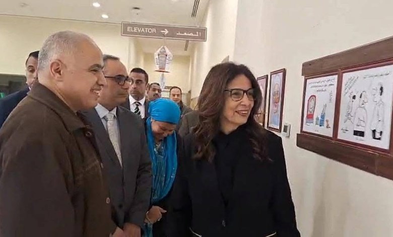 زيرة الثقافة الدكتورة جيهان زكي خلال افتتاح معرض الكاريكاتير ‘إلى اللقاء رمضان… من قلب العاصمة الإدارية’